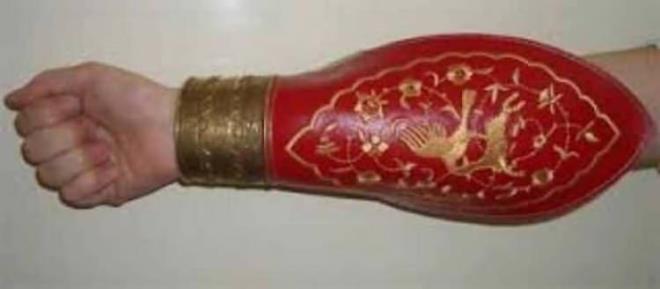 KOL KORUMASI - KOLAK    Ok atarken kolu korumak zere yaplm sava aletidir.