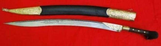 YATAAN KILICI    eitli kl trleri arasnda yapsndaki erilik itibariyle savalarda dier kllara stnlk salayan trk yapm yataan klc gsteriliyor.