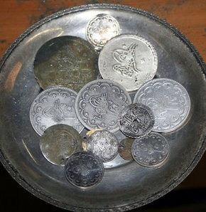 "BR KUYUMCUNUN KOLEKSYONUNDAYMI"    Sikkenin stanbul?dan Katar?a yolculuunu anlatan Bier, ?stanbul'da aslen kuyumculuk ii ile uraan erafettin Erel'in koleksiyonunda bulunmaktayd. Bu sikke erafettin Erel'in elinde bulunan Seluklu, Osmanl dnemlerine ait 400 tane sikke ile birlikte 90'l yllarn banda svireli bir koleksiyoncuya satlr ve bu koleksiyoncu uzun yllar boyunca bunu dolaplarnda saklayp herhangi bir tarihi ve bilimsel bir aratrmaya sokmakszn, daha sonra Katar'l bir eyhe satar. Katarl eyh bu sikkeyi Doha'da bulunan slam Eserleri Mzesi'ne verdikten sonra sikke zerinde bilimsel bir alma yaplr. Bu almalarn ardndan sikkenin Osmangazi'ye ait olduu ve bugn Osmanl dnemine ait olduu bilinen en eski sikkelerden biri olduu ortaya kar? diye konutu.