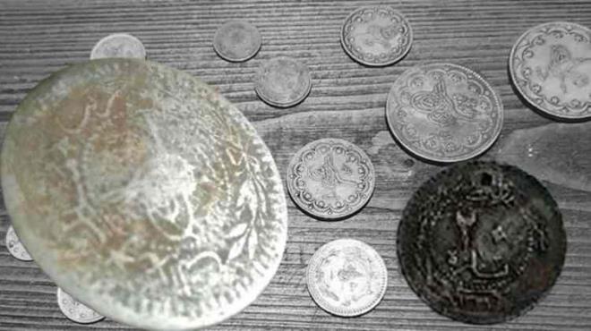 ?OSMANLININ KURULU DNEMN AYDINLATIYOR"    Daha nce de bulunan birok parann Osmangazi dnemine ait olduu ne srld, fakat ilgi grmediini ifade eden Bier, Katar?daki bu parann dier sikkelere benzerlii ile zerinde durulmas gerektiini belirtti. Bier, ?1980'li yllarda stanbul'da Osmangazi'ye ait olduu iddia edilen bir para bulunmutu. Ama bu para tek olmas, bir aslnn daha olmamas ve Avrupal bir nmismatik tarafndan sahte olarak tabir edilmesinin arkasndan malesef tarih evrelerinden yeterli ilgiyi grmemiti. Yine 1990'l yllarda Osmangazi'ye ait bir para piyasaya srld. Bu parann gerei bir koleksiyoncudayd. Koleksiyoncu paray ortaya kartmad. Sadece izim ve fotoraflarla incelendi ve bu para da yeterli ilgiyi grmedi. Fakat Doha?da bulunan bu para hem dier sikkelerle benzerlii hem de tarihi adan baz eyleri ortaya atmasndan dolay u anda Osmanl tarihinde zellikle Osmanl Kurulu Dnemi'ni aydnlatyor? dedi.