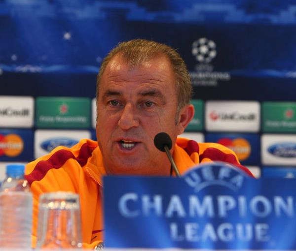 Real Madrid'e elendiimiz elemenin ekli de farkldr.  Trkiye'de olunca konuyu uzatyoruz ama Avrupa'da ksa kesiyoruz. Madrid'deki ilk  mata verilmeyen iki penalt vard. Ayrca Burak Ylmaz da haksz ekilde sar  kart grd ve cezal duruma dt. Ayrca stanbul'da oynanan mata Real  Madrid'in att ilk gol ofsaytt. Muhakkak bizi elemeleri kadar doal bir ey  yok.