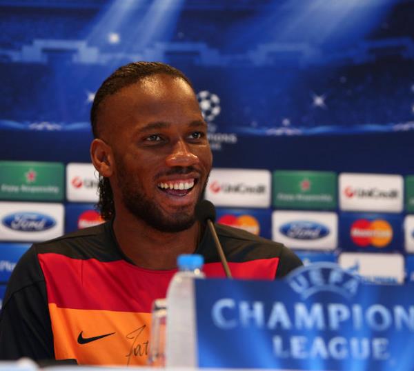 Bir basn mensubunun ampiyonlar Ligi'nde 50 gol olduunu sylemesi  zerine 40 gol attn hatrlatan Drogba, bu sezon ka gol kaydedeceine ilikin  soruya ise "Belki 50 yapabilirim" diyerek esprili yant verdi.