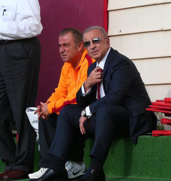 "ok byk miktarda paralar harcayarak, byk transferler yaptlar.  Zaten dnyann en iyi iki futbolcusundan biri olan Cristiano Ronaldo  kadrolarnda. Gareth Bale yine yle. Di Maria'sndan, Benzema'sna, Ramos'undan  Casillas'na kadar birok isim sayabiliriz. Biz de Trk Telekom Arena'da  kazanmay istiyoruz, baar istiyoruz. 'Her eye ramen herkese kafa tutabiliriz'  diyoruz. Muhakkak rakamlar nemlidir ama nemli olmad zamanlar da vardr.  Yrek de bunun yannda nemlidir. stemek de nemlidir."