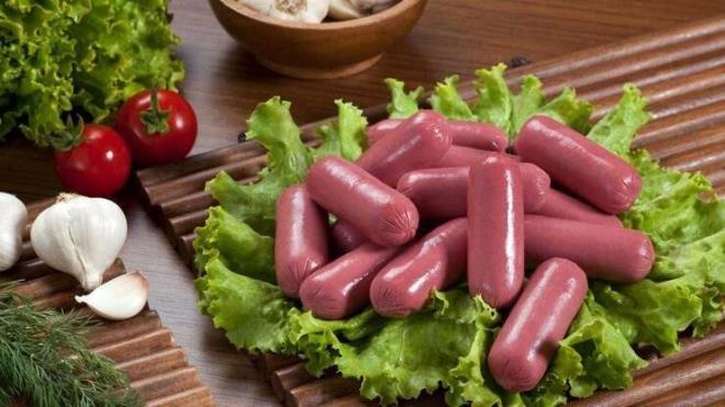 SOSS    Sosisler, i olarak tketildiinde ieriinde bulunan listeria bakterisinden dolay zehirlenmeye sebep olur. Bu yzden salmz asndan en tehlikeli besinlerden biri sosistir. Bu yzden uzmanlar tketirken piirip tketilmesini tavsiye etmektedir.