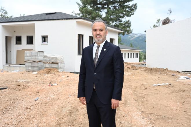 Hayvan sevgisi alanacak<br>    Kasm ay sonuna kadar tamamlanmas planlanan proje alannda devam eden almalar inceleyen Bursa Bykehir Belediye Bakan Alinur Akta, ?Can dostlarmz iin ok zel bir merkezi, bu doal ortam ierisinde hayata geiriyoruz. Buras blge halk tarafndan piknik alan olarak da kullanlyor. Dolaysyla buraya daimi piknik alann da ilave ederek, insanmzn piknik yaparken, bir taraftan da bu doal ortam grmelerini salayacaz. ocuklarmza hayvan sevgisini alamak adna bu gzel ortam grmelerini salamak istiyoruz. Kasm ay sonu gibi burann aln yapmay hedefliyoruz. Burada zellikle okullarmz, rencilerimizi arlayp, onlara yaptmz almalar bizatihi yerinde gstermi olacaz. Bu arada scak yaz gnleri yayoruz. Sokak hayvanlarmz susuz brakmayalm. Onlara efkatli davranalm. Acil bir durum olduunda da mutlaka haybulans arayp, bilgi verelim. Biz can dostlarmz iin gnn her saati grev bandayz? dedi.