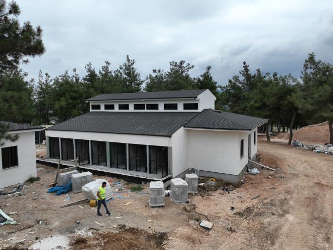 Modern merkez  <br>  Bykehir Belediyesi?nin Bursa?ya kazandraca modern Sokak Hayvanlar Rehabilitasyon Merkezi?nde inaat getiimiz Ekim aynda balamt. Tarm ve Orman Bakanl?ndan tahsis edilen yaklak 32 bin metrekare alan zerinde hayata geirilecek projede, alan ilave 18 bin metrekare ile 50 bin metrekareye karld. Proje bnyesinde, ameliyathane, kuduz mahede binas, at ahr, kpek tedavi nitesi, yavrulu anne, baheli yaam birimleri, kedi hastanesi, kedi villas, yem deposu, morg binas, gm alan, sosyal tesis, idari bina ve sosyal aktivite alan da yer alyor. Orman arazisindeki tek bir aaca bile zarar vermeyecek ekilde tasarlanan projede yeil varl ne karlp, can dostlar iin doal bir yaam alan oluturuluyor.