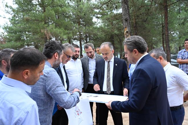 Bursa?da, sokak hayvanlarnn her zaman yannda olan Bykehir Belediyesi'nin Soukkuyu Sokak Hayvanlar Tedavi Merkezi?nde bu yln ilk 7 aynda 3 bin sokak hayvan tedavi edildi, 4 bin sokak hayvan da ksrlatrld. Bunun yannda 17 iledeki besleme faaliyetlerinde 37 bin kilo mama kullanld. Mart aynda devreye alnan Haybulans hizmeti ile de bine yakn hayvana mdahale edilmi oldu.