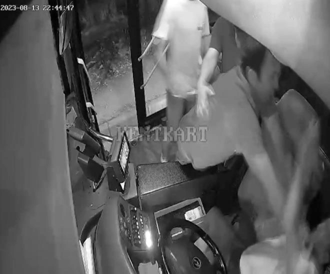 Bu szlerin ardndan tartmann baladn anlatan Alkaya, ?Bouma yaadk. Birbirimize vurduk o arada. Elinde bira iesi varm sonradan fark ettim. Krlnca anladm. Vatanda bizi ayrd. Biz iimizi yapyoruz. Ekmeimizi bundan kazanyoruz. Bir vatandan bu ekilde davranmas ho deil. Olmasa iyiydi. 34 yldr bu ii yapyorum. lk defa byle bir ey yaadm.? dedi.    Sleyman Alkaya'nn ikayeti olmamas zerine olayla ilgili herhangi bir yasal ilem balatlmad belirtildi.