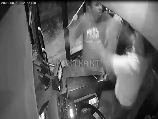 Olay hakknda konuan Alkaya, ?Vatandan biri dmeye bast. Ben de atm kapy inen olmad. 'Dmeye basan arkada neden inmedi' dedim. O da bana 'Ben istediim yerde ineceim. Yanl basmm. stediim zaman duracaksn' dedi. leride tekrar duraa geldikten sonra tekrar dmeye bast. nerken bana 'kz' dedi. Ben de 'Sensin kz' dedim.? eklinde konutu.