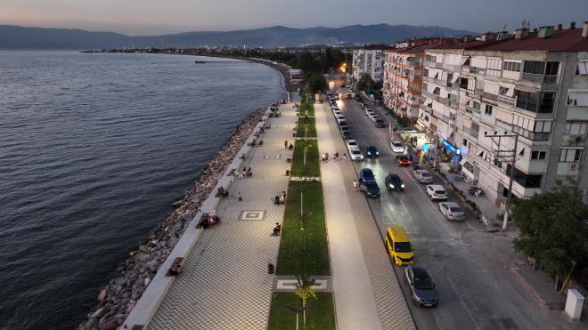 ahillere deer katyoruz  <br>  Bursa Bykehir Belediye Bakan Alinur Akta, tarih, turizm, sanayi ve tarm kenti olmann yannda Bursa?nn 277 kilometrelik ky band ile ayn zamanda bir sahil kenti olduunu syledi. Sahile bu kadar kys olup da bu kadar ekiple byle youn bir alma yapan baka bir Bykehir Belediyesi olmadn dile getiren Bakan Akta, ?Marka olmann belirli doneleri var. Marka olmak iin markas tescillenmi alanlarnzn olmas lazm. Bu yl hem znik nciralt hem de Karacabey Kurunlu Halk Plajlarmzda kalite gstergesi olan mavi bayrak dalgalanyor. Bunun yannda tm sahillerimize eki dzen vermeye devam ediyoruz. Gemlik Kurunlu sahili ile ilgili youn talep verdi. almalarmz tamamladk. Gerekten gecesi gndzyle gerek bir sahil beldesine yakr hale geldi. Bursa?mza hayrl olsun? dedi.