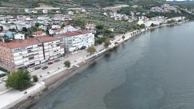 Bursa?nn sahil kenti kimliini ne karmak iin Mudanya, Gemlik ve Karacabey snrlarndaki 115 kilometre deniz kys ile znik ve Uluabat?taki 162 kilometre gl kysnda nemli dzenleme almalarn hayata geiren Bykehir Belediyesi, sahillerdeki kaliteyi giderek ykseltiyor. Yaz sezonu iin 24 adet halk plajnda, 29 idari personel, 135 temizlik personeli ve 30 aralk filo ile 30 hektarlk sert zemin ve 76 hektarlk kumluk alann temizliini yapan, bu yl hem znik hem de Karacabey sahillerine mavi bayrak kazandran Bykehir Belediyesi, Gemlik?in Kurunlu sahilinde de muhteem bir dnme imza att. Sahil bandnda yry yollarnn yetersizlii, istinat duvarlarndaki kmeler ve zemindeki deformeler yznden sk sk blge halknn ikayetlerine konu olan Kurunlu sahili, Bykehir Belediyesi tarafndan sil batan yenilendi.