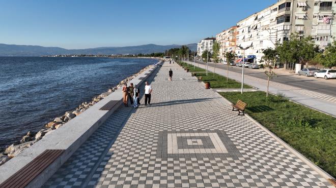 Il l oldu<br>    Yaplan 75 bin ton dolgu ile mevcutta 2 metre olan yaya kaldrmnn genilii  18 metreye karld.  Yaklak 400 metre uzunluundaki sahil bandnda 1500 metrekare olan yry alan, yaplan dzenlemelerle 9500 metrekareye ykseltildi. Sahilde 2300 metrekare yeil alan oluturulurken, 52 adet aa ve 710 adet al bitkisi dikildi. zellikle yaz aylarnda youn bir sirklasyonun olduu sahilde, 24 adet direk zerine 43 adet aydnlatma armatr montaj yaplarak, alann geceleri de vatandalar tarafndan gvenli ve konforlu bir ekilde kullanlmas saland.