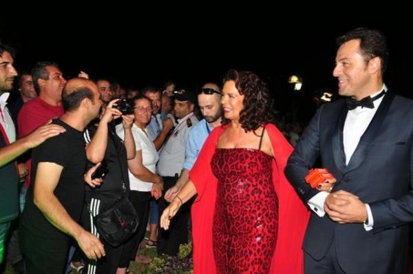 Adana'da bu yl 20'ncisi gerekletirilen Altn Koza Film Festivali'nin al renkli grntlere sahne oldu.