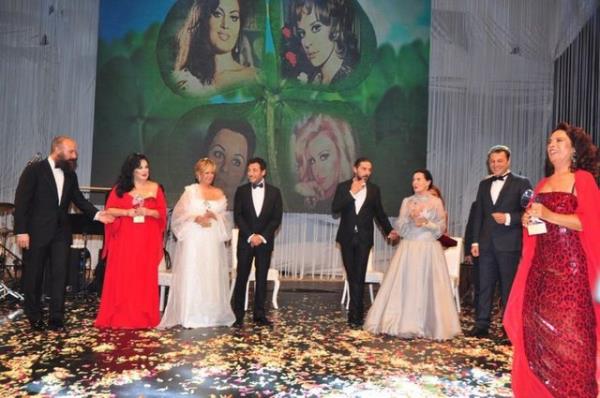 Adana'da bu yl 20'ncisi gerekletirilen Altn Koza Film Festivali'nin al renkli grntlere sahne oldu.