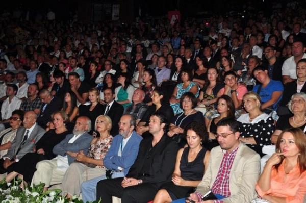 Yaklak 3 bin kiilik amfitiyatroda davetliler yerini alrken, binlerce kii nl sinema sanatlarn grebilmek iin parka akn etti.