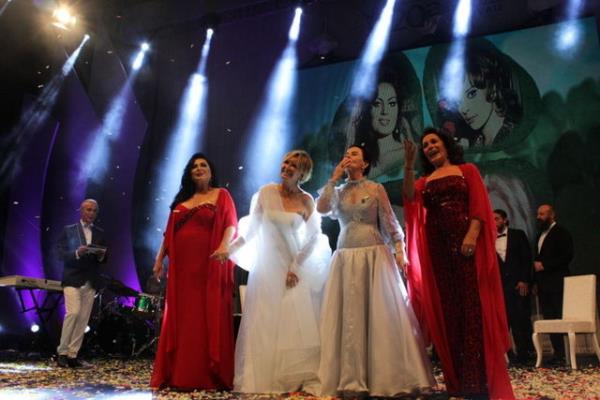 Adana'da bu yl 20'ncisi gerekletirilen Altn Koza Film Festivali'nin al renkli grntlere sahne oldu.