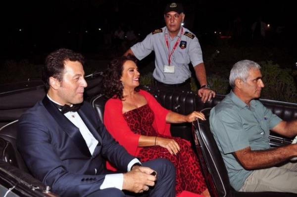 Al trenin onur konuklar Trkan oray, Hlya Koyiit, Fatma Girik ve Filiz Akn, kavalyeleriyle birlikte Merkez Park'a klasik otomobillerle geldi.