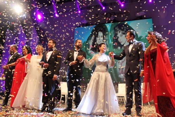 Al trenin onur konuu olan "Yeilam'n 4 Yoncas" olarak anlan Trkan oray, Hlya Koyiit, Fatma Girik ve Filiz Akn, Adanallar'n sevgi seliyle karlat.