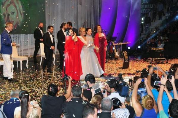 Adana'da bu yl 20'ncisi gerekletirilen Altn Koza Film Festivali'nin al renkli grntlere sahne oldu.