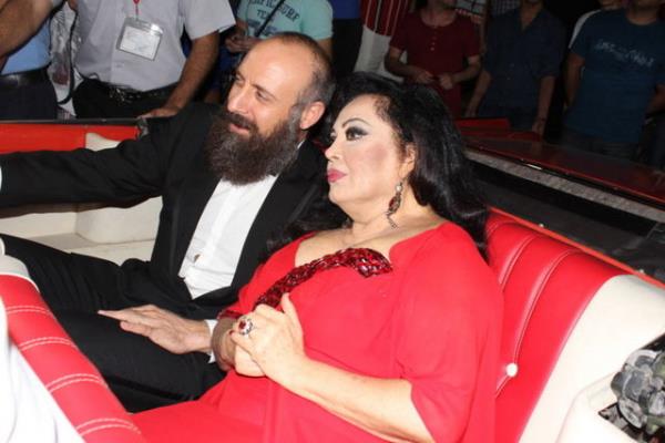 Trkan oray, gecede kendisine kavalyelik eden aktr Halit Ergen'i "dnyann en yakkl erkei" diye vd.