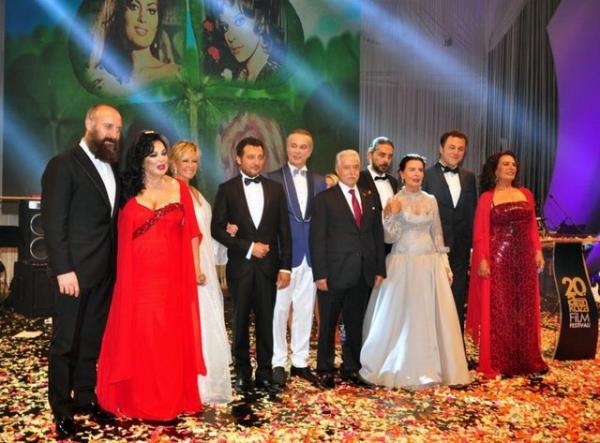 Adana'da bu yl 20'ncisi gerekletirilen Altn Koza Film Festivali'nin al renkli grntlere sahne oldu.