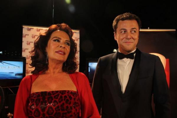 Hlya Koyiit ise kavalyesi Yetkin Dikiciler ile birlikte sevenlerini selamlayp, pamuk kozalar arasnda objektiflere glmsedi.