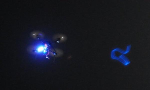 Trenin yapld amfitiyatnonun semalarnda UFO heyecan da yaand. Dakikalar sonra havadaki cismin helikopter kamera olduu anlald.