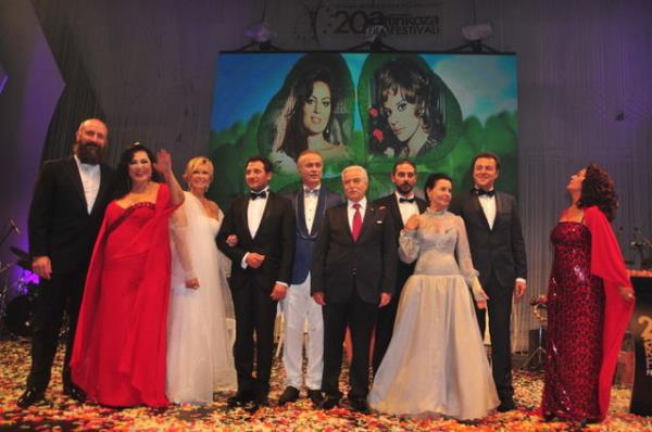 Adana'da bu yl 20'ncisi gerekletirilen Altn Koza Film Festivali'nin al renkli grntlere sahne oldu.