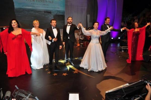 Adana'da bu yl 20'ncisi gerekletirilen Altn Koza Film Festivali'nin al renkli grntlere sahne oldu.