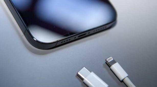 Tm Apple cihazlar iin tek kablo Apple, 2015 ylndan beri MacBook ve 2018?den beri iPad?lerde Type-C balant noktasn kullanyor. Fakat iPhone?da bir deiiklik yapmamt. Bu durum artk deiiyor ve tm Apple rnleri tek bir kabloyla arj olup veri aktarm yapabilecek. Yani eer bir ekosisteminiz varsa kk de olsa bu anlamda bir fayda salayacak.