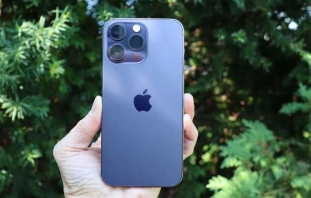 Bu da 2 saniyede 160 Gbps olduu ve Lightning?in tam 160 kat hza ulaabildii anlamna geliyor. Tabii kimse Apple?dan bir anda en yeni ve pahal teknolojiyi getirip 160 kat hzl balant hzna kmasn beklemiyor, ancak teknoloji dnyasnda yzde 20-30?luk artlarn yksek sayld bu gnlerde 10 katlk art salasa bile nemli bir art olacaktr.