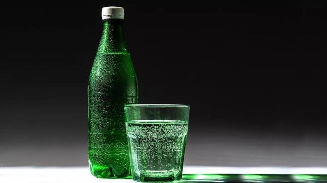 Maden suyu, vcudun ihtiya duyduu mineral orannn karlanmasnda faydal olabiliyor. Ayrca kaslarda meydana gelen kaslma sorunlarnn olumasn engellemede de yararl olabiliyor. Nitekim maden suyunun insan sal asndan daha birok faydas da bulunuyor. Ancak yaplan bir hata, maden suyunun salad etkilerin azalmasna sebebiyet verebiliyor.