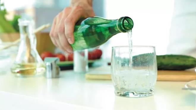 Maden suyunun salad tm faydalardan yararlanabilmek iin kendi cam iesinde tketilmesi neriliyor. nk maden suyunun bardaa dkldnde, kprd ve ierisinde bulunan gazn (Co2) aa kt syleniyor. Bunun sonucunda ise daha az fayda salayabilecei belirtiliyor. Bu sebeple, bu iecein kendi cam iesinde tketilmesi tavsiye ediliyor.