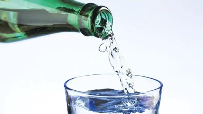 Kalp ve damar hastalklarndan tansiyona kadar birok farkl faydas bulunabilen maden suyunun yanl tketilmesi, salad etkilerin daha az olmasna neden olabiliyor. Nitekim sz konusu hata, meer yllardr yanl yapyormuuz bile dedirtebiliyor. Bu nedenle o hataya dikkat edilmesi neriliyor.