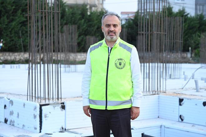 evler Mahalle Muhtar Sibel Uzun ise, Ana Kuca projesinin mahallelerinde uygulanmasnn kendileri iin ok kymetli olduunu ifade etti. Okul ncesi ocuklar iin eitim alanlarnn eksik olduu bir mahalle olduklarn anlatan Uzun, bu hizmetin bu blgede balamasnn ok kymetli olduunu belirterek Bursa Bykehir Belediye Bakan Alinur Akta?a teekkr etti.