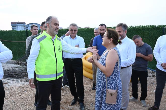 evler Mahallesi?ne getiimiz aylarda gzel bir park kazandrdklarn, mahallelerde ve ilelerde gzel almalar yaptklarn belirten Bakan Akta, altyapdan styapya ok byk yatrmlar yapldn ancak ana kuca yatrmlarna ayr kymet verdiklerini ifade etti. Bakan Akta, ?Ana Kuca, ailelerin mutlu olduu, evlatlarndaki geliimi grdkten sona holandklar baarl bir projeye dnt. Mahallemize ve Nilfer ilesine hayrl olsun? dedi.
