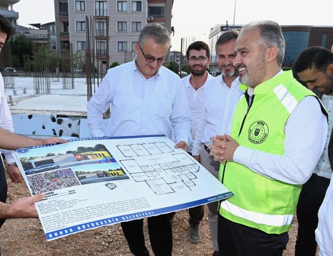 kltr ve sanattan mesleki eitim kurslarna kadar her konuda insan hayatna dokunduklarn dile getirdi. Uzmanlarn okul ncesi eitime byk nem verdiini hatrlatan Bakan Akta, ?Devletin bu konuda yapt almalar var ama Bursa Bykehir Belediyesi olarak zellikle okul ncesi eitimle alakal ana kuca gibi scak ve samimi bir isimle baladmz bu yolu ara vermeden arttrarak devam ediyoruz. Bu dnemin seim beyannamesindeki konulardan bir tanesiydi. lk etapta Osmangazi ve Yldrm ilelerinde 6 merkezde 400 renci ile eitime baladk. Bir kartopu misali artarak devam etti ve bugn itibariyle say 25?i geti, binlerce ocuumuz artk ana kucaklarnda. Anne ve babalarmz ok mutlu. 2022-2023 eitim-retim dneminde yaklak 250 retmenimiz, 3000 civarndaki rencimizle hizmet verdik? dedi.