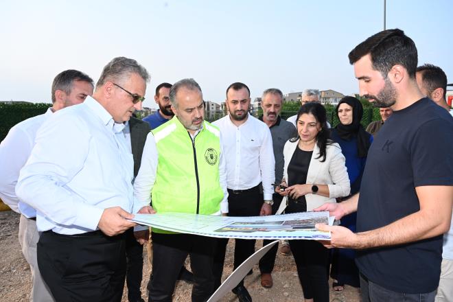 Nilfer ilesi evler ve Demirci blgesine hizmet edecek bir ana kucan daha hayata geireceklerini syleyen Bakan Akta, yeni alacak ana kucaklaryla beraber ylsonuna kadar 30?lu saylar gemi olacaklarn belirtti. evler Ana Kuca Eitim Merkezi?ni bu ylsonu veya en ge Ocak gibi bitirip faaliyete geirmek istediklerini anlatan Bakan Akta, ?Demirci ve evler mahallelerine hizmet vermek zere 570 metrekare taban alannda gzel bir bina planladk. Projede; 6 adet derslik, yemekhane, teknik alanlar, mdr odas ve retmenler odas bulunacak. Bu lkenin ve bu ehrin gelecei olan yavrularmzn zellikle okul ncesi eitimden istifade etmesini istiyoruz. Ana kucaklarnda tm masraf ve materyaller Bursa Bykehir Belediyesi tarafndan veriliyor. Hibir ocuumuzun okul ncesi eitimden mahrum kalmamasn istiyoruz. Milli Eitim mfredatyla eitim veriyoruz. ocuklarmzn milli ve manevi deerler noktasnda daha hassas, vatanna ve milletine bal yetimesini arzu ediyoruz? diye konutu.