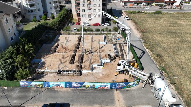 Bursa Bykehir Belediyesi, okul ncesi eitimde nemli bir marka haline gelen Ana Kuca Eitim Merkezleri?ne yeni bir halka olarak evler?i de ekliyor. naat almalarn yerinde inceleyen Bykehir Belediye Bakan Alinur Akta, binlerce ocuun Ana Kucaklar?ndan istifade ettiini belirterek eitim merkezlerinin saysnn artmaya devam edeceini ifade etti.