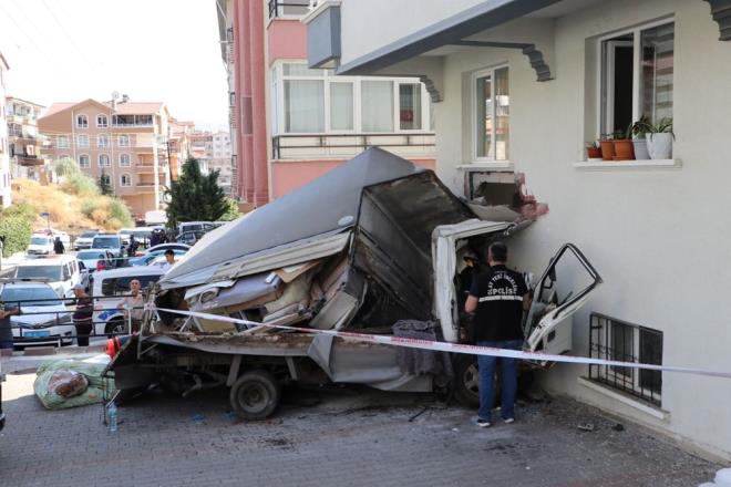 Duvar yklrken, ihbarla adrese polis, itfaiye ve salk ekipleri sevk edildi.    Ekiplerin yapt kontrolde, Haydar entrk?n yaamn yitirdii belirlendi.