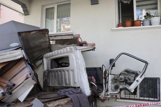 Ankara?da yokutan indii srada freni boald ne srlen kamyonet apartman duvarna arpt.    Kaza, saat 14.30 sralarnda, Mamak ilesi Yeilbayr Mahallesi'nde meydana geldi.