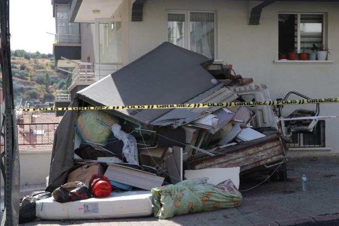 Haydar entrk idaresindeki 06 AN 8569 plakal kamyonet, yokutan inerken iddiaya gre freninin boalmasyla kontrolden kt.    Kamyonet, yokuun sonundaki 4 katl Hira Apartman?nn giri katnn duvarna arparak durdu.