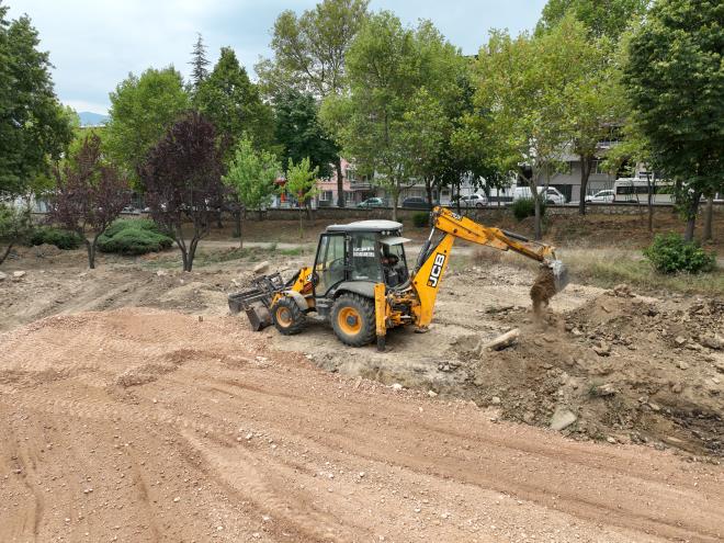 Yeniden ?Yeil Bursa?<br>    Trkiye?nin ad ?yeille? anlan tek kenti olan Bursa?ya, yeni nitelikli yeil alanlar oluturmak adna nemli bir aba harcadklarn belirten Bursa Bykehir Belediye Bakan Alinur Akta, bunun yannda mevcut yeil alanlar da daha kullanl hale getirdiklerini syledi. Gemi dnem Bykehir Belediye Bakanlarndan Teoman zalp?in ismini tayan parkta da son 20 yldr ciddi bir revizyon yaplmadn hatrlatan Bakan Akta, ?Mahalle sakinlerimizin buray en verimli ekilde kullanmasn amalyoruz. zellikle blge sakinlerinden de ciddi bir talep vard. Aydnlatma sistemlerinin yenilenmesiyle de buras geceleri de l l olacak. almalar ksa zamanda bitirip, halkmzn hizmetine sunacaz? dedi.