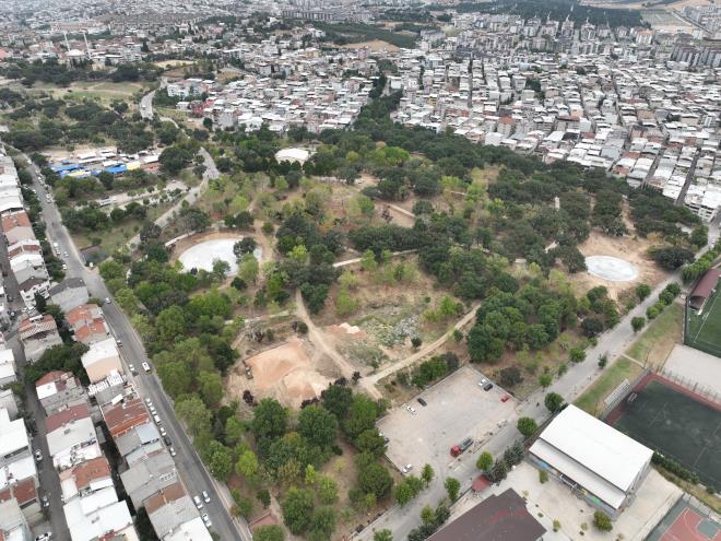 ursa?nn yeniden ?yeil? kimliini kazanmas iin bir taraftan ehre byk lekli parklar kazandrmak iin almalar yrten Bykehir Belediyesi, dier taraftan da mevcut parklar daha konforlu hale getirerek vatandalarn buluma noktas haline getiriyor. Teoman zalp Park?n sil batan yenileme almalarn srdren Bykehir Belediyesi, 110 bin metrekarelik alan yakn zamanda vatandalarn kullanmna sunacak.