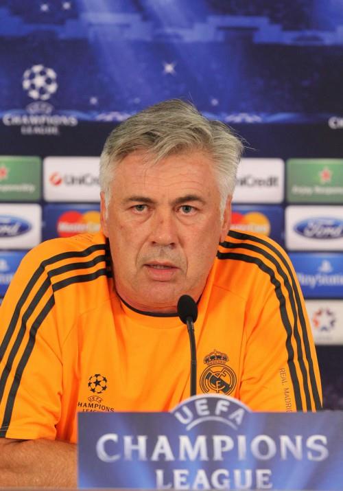 Tottenham'dan rekor bir cretle transfer edilen Gareth Bale'in, nerede istiyorsa orda oynatacana vurgu yaparak, "Her yerde oynayabilir. Kendini nerede rahat hissediyorsa orada oynatrm" dedi.