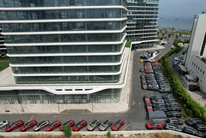 Yeni sahibini bekleyen ok sayda Togg, stanbul Zeytinburnu'ndanki merkezde grntlendi.