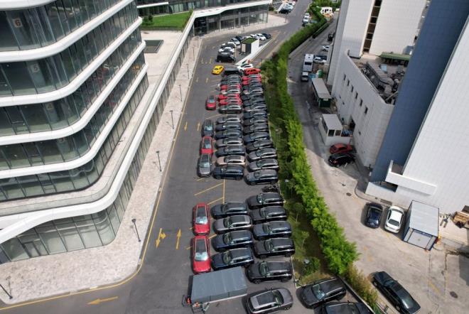 Trkiye?nin yerli milli doutan elektrikli otomobil Togg'un teslimatlar tm hzyla sryor. Togg?un Zeytinburnu?ndaki ara test sr ve teslimat maazasnda park halinde bulunan T10X aralar dikkat ekti.