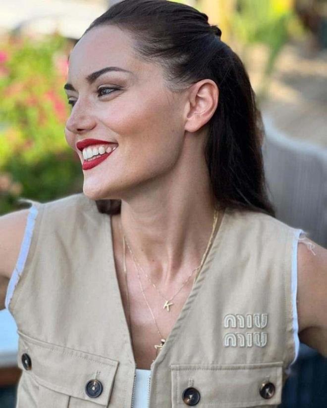 Mevlana'nn retilerini hem kendi hem de einin hayatnda uygulamak iin youn aba sarf eden Evcen, son olarak "Kalp deniz, dil kydr. Denizde ne varsa kyya o vurur!" eklinde bir paylam yapt.