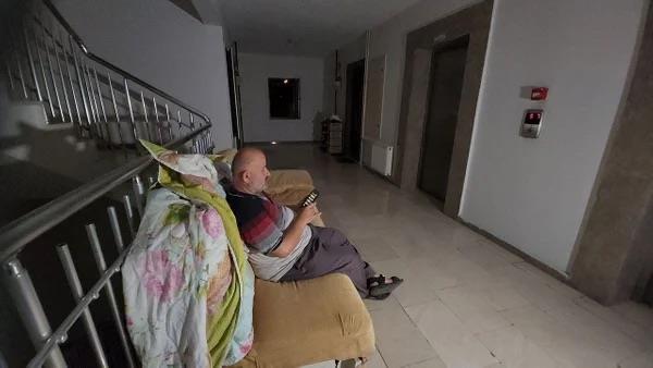 "imdi artk buraya getirdiim koltukta kalmaya karar verdim. ster ksn ister kmasn burada yaayacam. Tuvalet ihtiyac iin camiye giderken, yemek iin kardelerime gidiyorum."