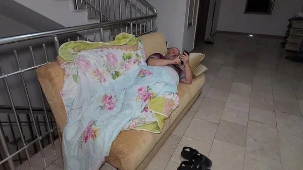 Karabk?te 3 ay nce einden boanan Ylmaz Kanca (59) isimli vatanda, Souksu mahallesindeki babadan kalma dairesine yerlemek iin 6 ay ncesinden kiracsna kmas iin noter zerinden ihtar ekti.